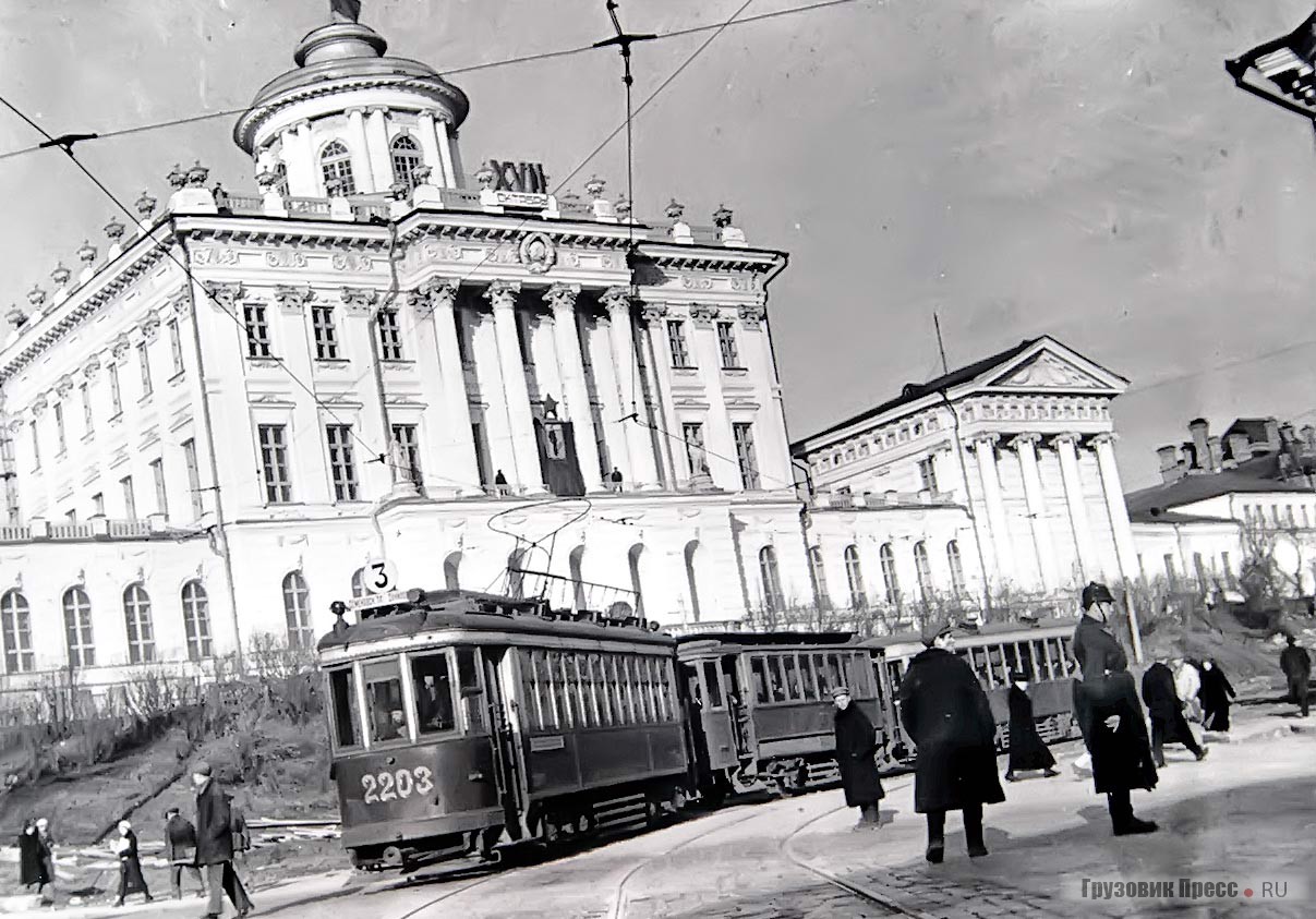 Трамвайный поезд с головным вагоном КМ около дома Пашкова