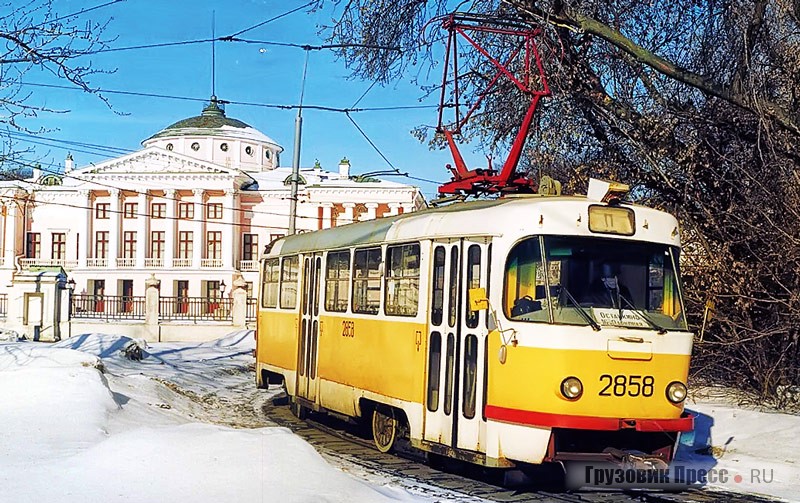 С конца 1980-х годов большинство московских трамваев получили жёлто-белую окраску кузова