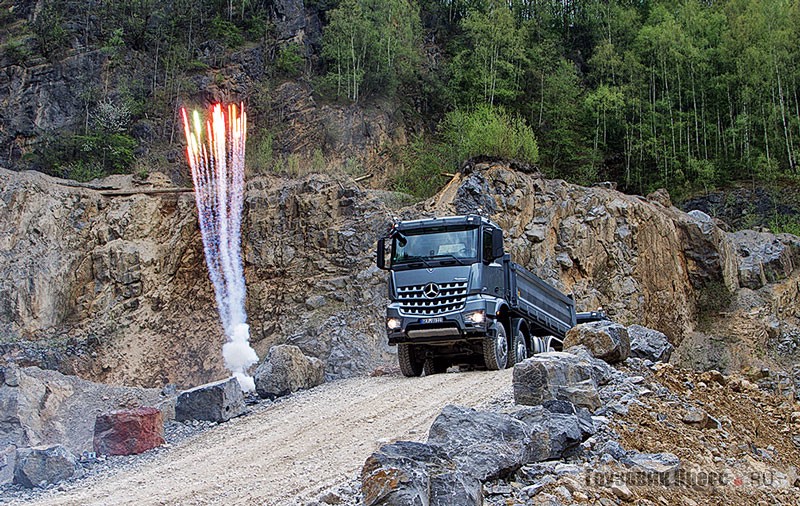 Салют в честь Mercedes-Benz Arocs