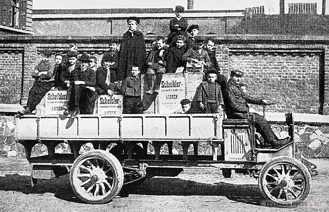 Scheibler 24/32 HP с двигателем, установленным под сиденьем водителя. Аахен, 1904 г.