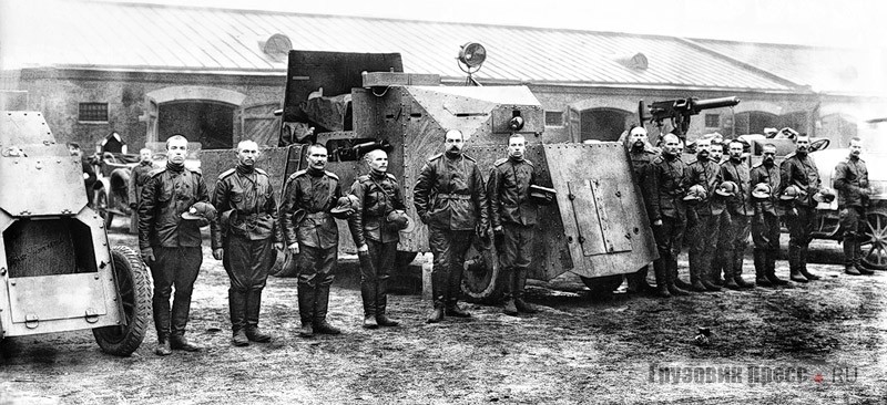 Напутственный молебен 1-й автомобильной пулемётной роты перед отправкой на фронт. Бронеавтомобили Ижорского завода на шасси «Маннесманн-Мулаг» (в центре) и «Руссо-Балт» (слева). Петроград, 19 октября 1914 г.
