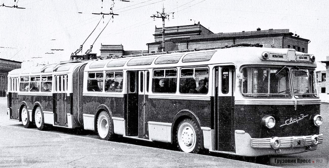 Один из первых троллейбусов ТС-1 на испытаниях на улицах Москвы. В салоне комиссия по испытаниям и специалисты с завода СВАРЗ