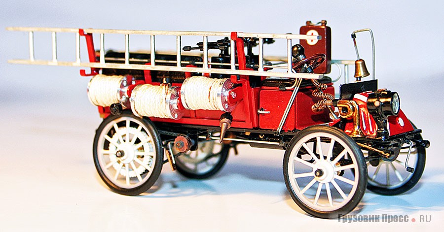 Первый российский пожарный автомобиль «Фрезе» (Frese-Dion 9 HP), 1904 г. Изготовитель: фирма «Разум» г. Киев