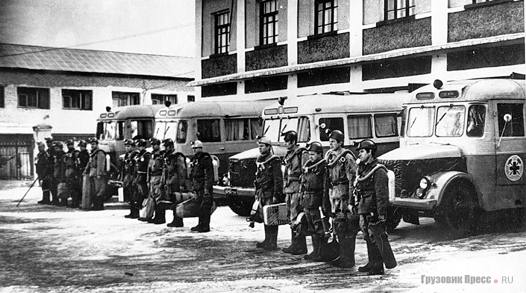 Гараж оперативного штаба ВГСЧ в Новомосковске. Середина 1960-х. На фото КАвЗ-651А и ПАЗ-651 (ЩДОЗ)