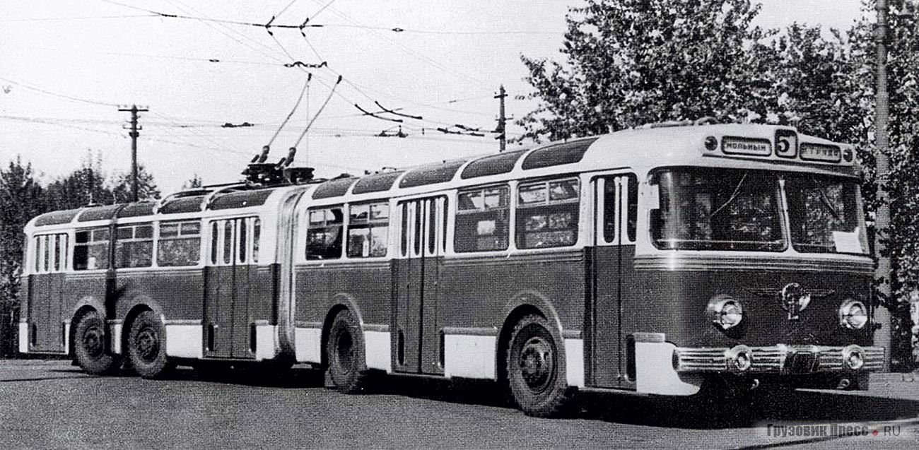 Троллейбус ТС после двух недель работы на маршруте № 5 представлен Ленинградскому горкому партии
