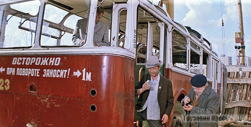 Прицеп троллейбуса ТС-1 № 123 на стройке в Чертаново попал в кадры к/ф «100 грамм для храбрости» («Мосфильм», 1976 г.)