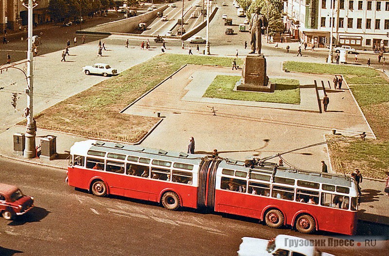 В начале 1970-х на улице Горького (ныне Тверская) ТС ещё попадался на глаза. Но дни бело-красных «пылесосов» уже были сочтены