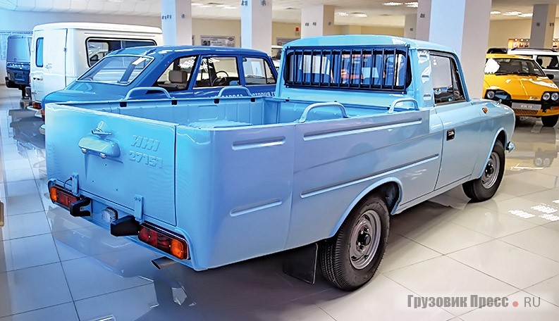 Экспортный Иж-27151-01-013 с удлинённой грузовой платформой создавали специально для финского рынка. Всего за 1974–1997 гг. изготовлено 135 047 пикапов Иж-2715 всех модификаций