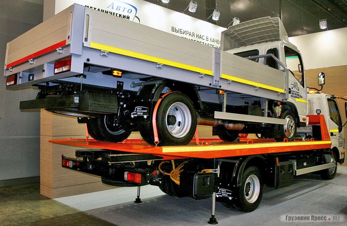 Бортовой АМЗ-47882C на шасси JAC N56, водружённый на эвакуатор мод. 47142G на шасси Hino 300