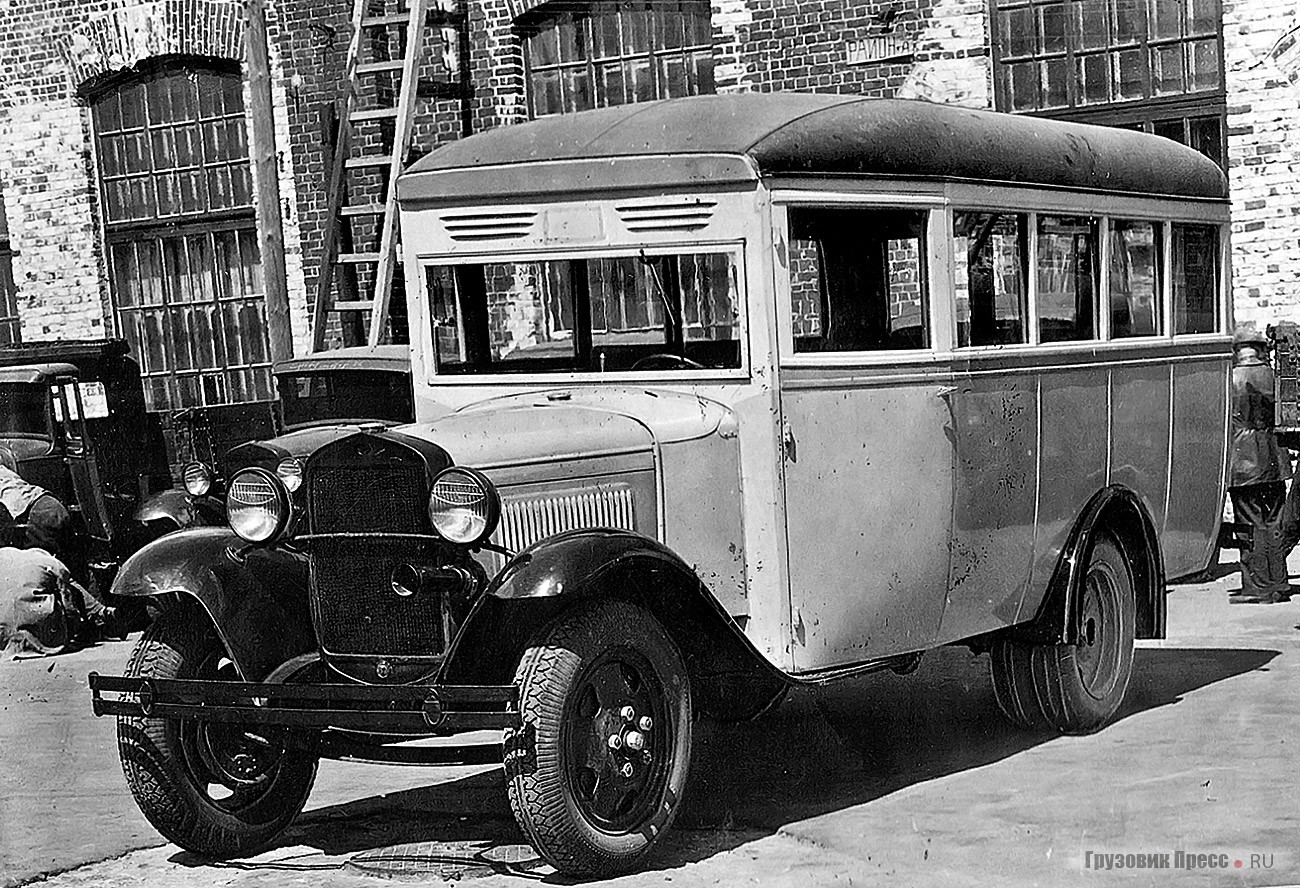 Один из первых серийных автобусов ГАЗ-3. Июль 1933 г.
