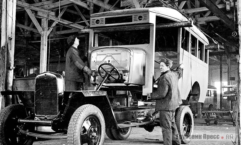 Сборка автобусов. Горьковский автобусный завод. 1947 г.