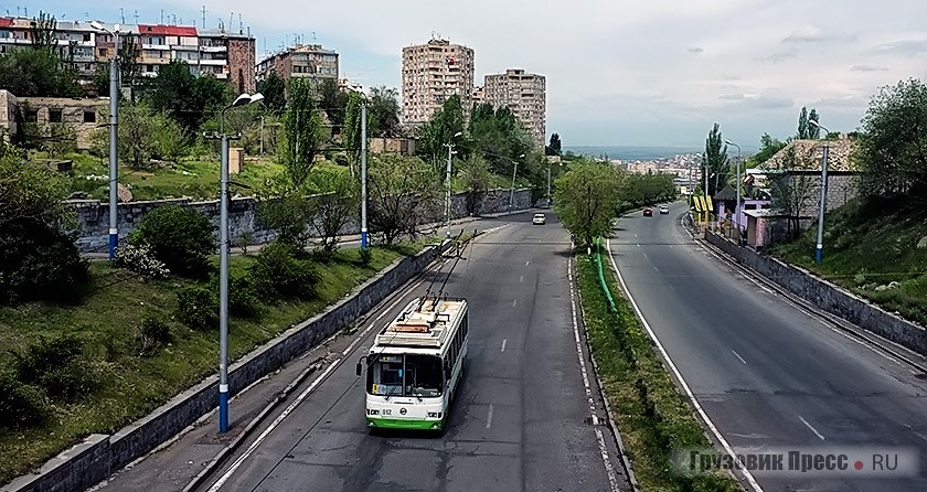 На высокой горе расположился жилой массив Норк, куда ведет маршрут 1-го троллейбуса, 2013 г.