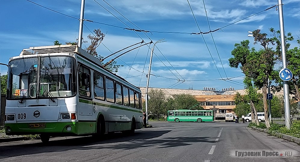 Конечная остановка «аэропорт Эребуни». Некогда воздушные ворота Еревана сегодня заброшены, 2013 г.