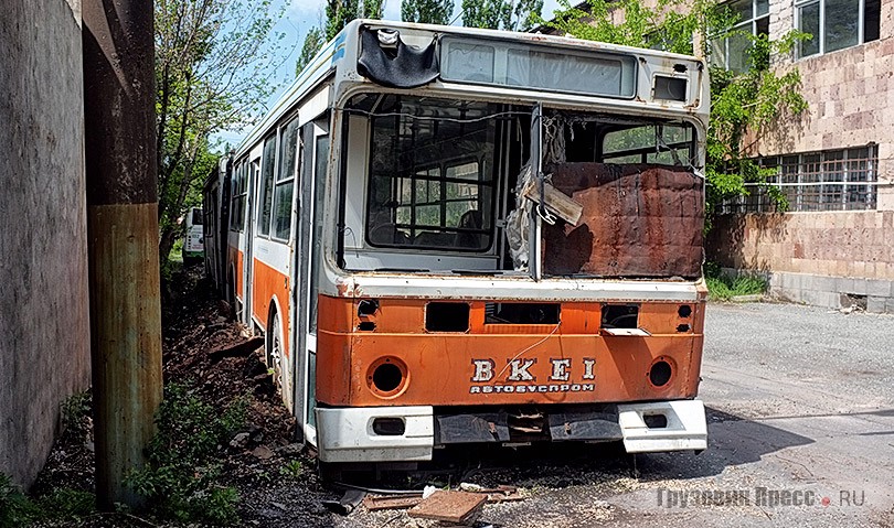 Единственный сочленённый троллейбус модели 6201, изготовленный львовским ВКЭИавтобуспромом, хранится с 1992 г. на территории одного из троллейбусных парков Еревана