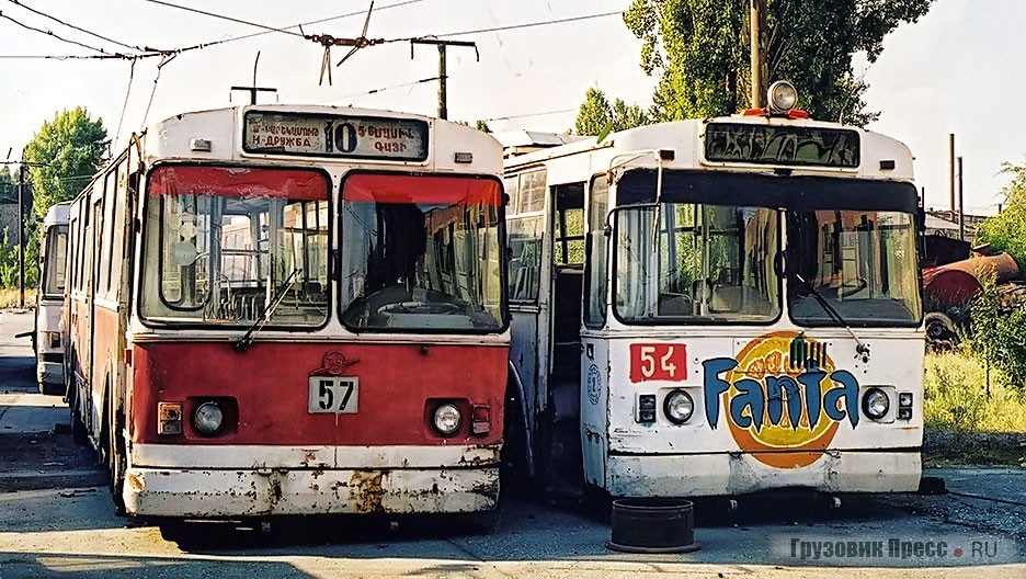 Последние ЗИУ-682 в Ереване были списаны в 2007 г. Они работали исключительно по 9 и 10 маршрутам, 2004 г.