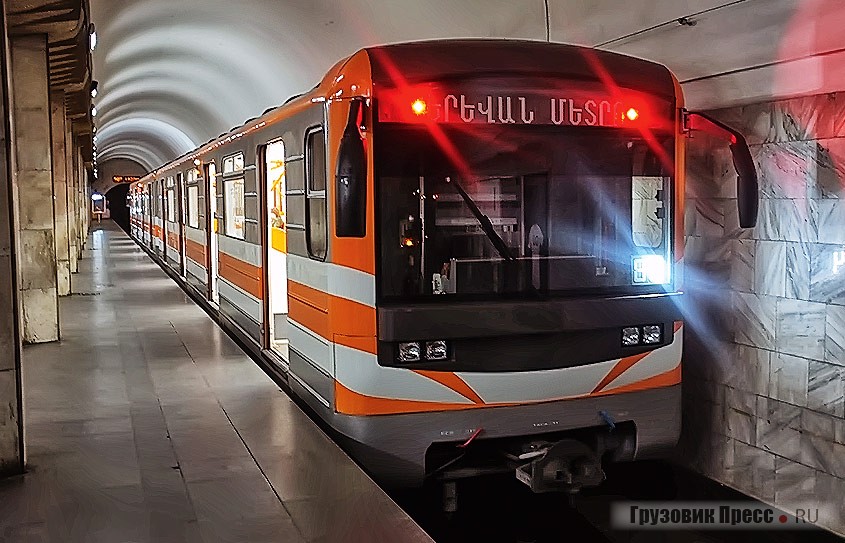 Многие поезда метро за последние 2 года прошли модернизацию. От старых их отличает окраска и транзисторная система управления, 2013 г.