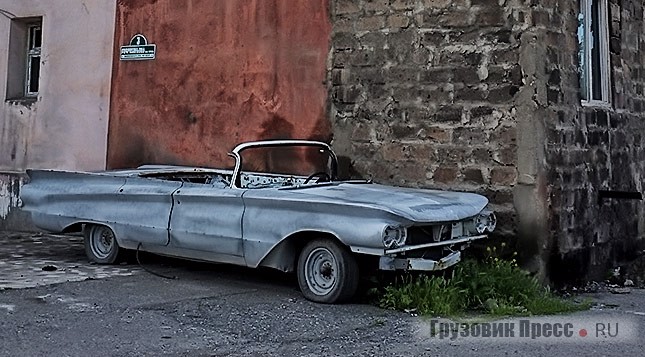 Во дворах Еревана встречаются и такие раритеты, как Buick Electrа 225 1960 года