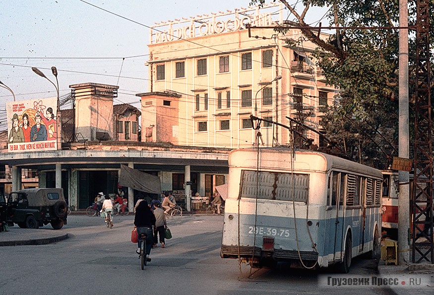 Троллейбусы Hanoi, сделанные на базе бывших швейцарских автобусов Saurer/Tüscher были не только самыми старыми, но и самыми длинными в Ханое