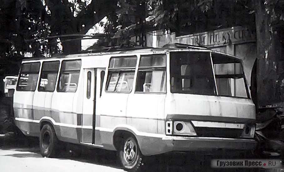 Троллейбус Thăng Long, изготовленный на шасси ЗИЛ-130-80 в 1990 г.