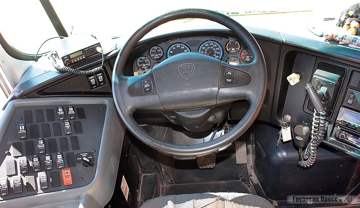 Шикарное оформление IC CE 3300 больше соответствует лимузину. Американский подход: на клавишах рельефные насечки для исключения промахов