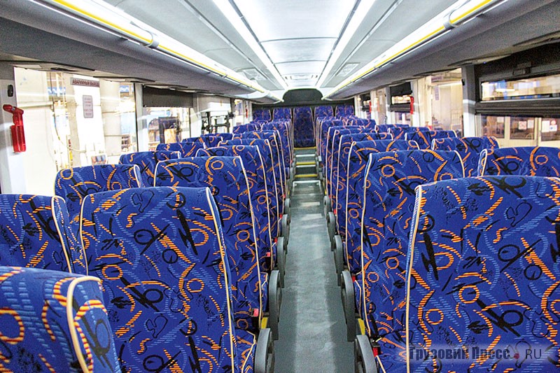 Салон и пассажирские сиденья оформлены в мягких серо-синих тонах