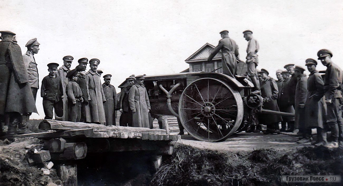 Трактор Wallis Cub на фортификационных работах в одной из машинно-дорожных рот. Юго-Западный фронт, 1917 г.