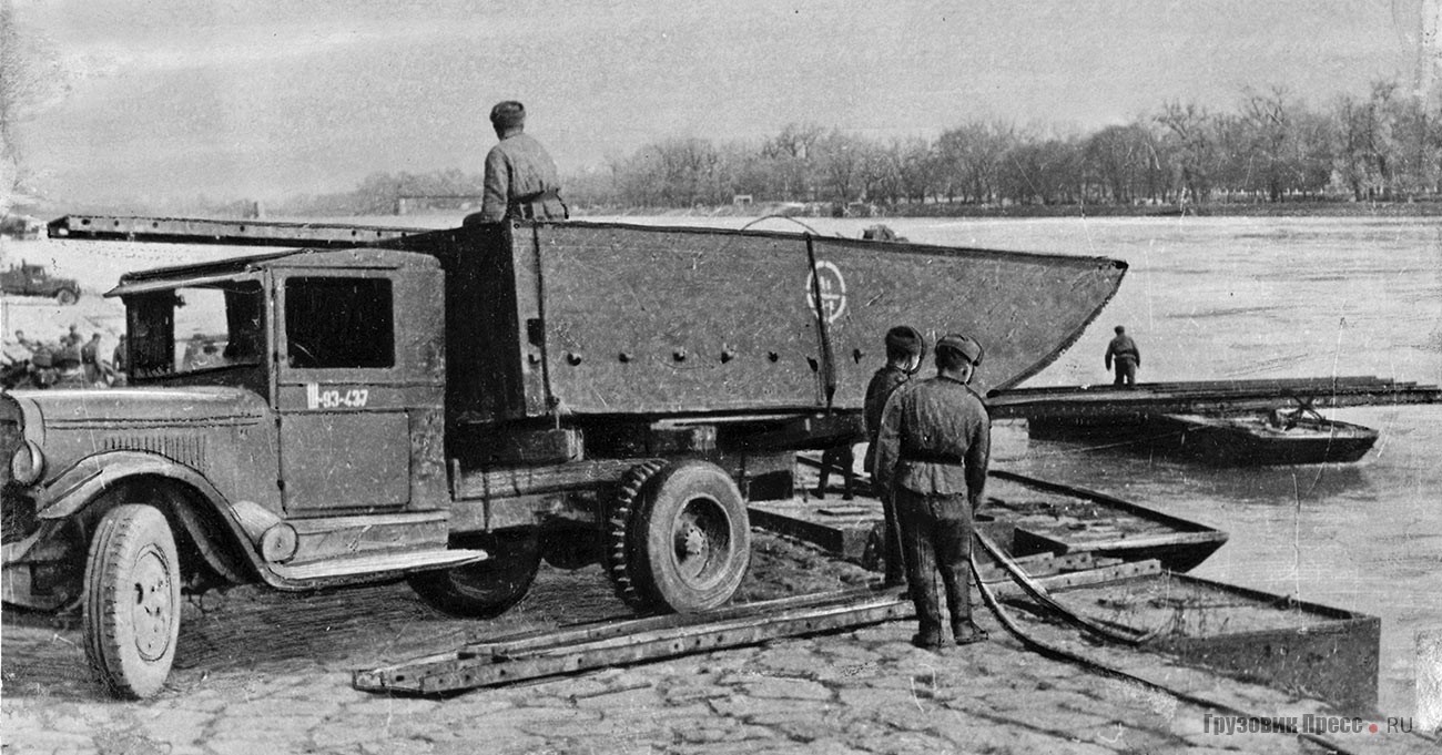 Спуск понтонов на воду. Конец 1940-х.