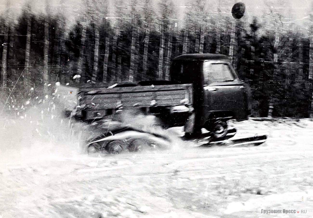 Автомобиль УАЗ-451С преодолевает снежные заносы…