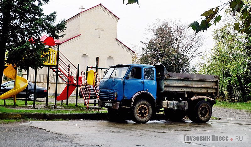 Многие шофёры ставят грузовики у своих домов. Такая же практика распространена на автобусы и маршрутки