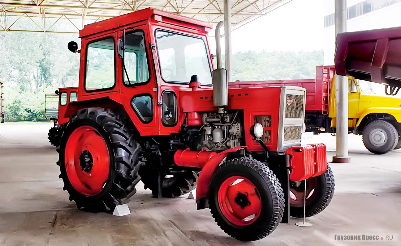 Полноприводные тракторы Chollima (Чёллима) серии 2000 и 80  Кымсенского тракторного комбината в провинции – основной транспорт