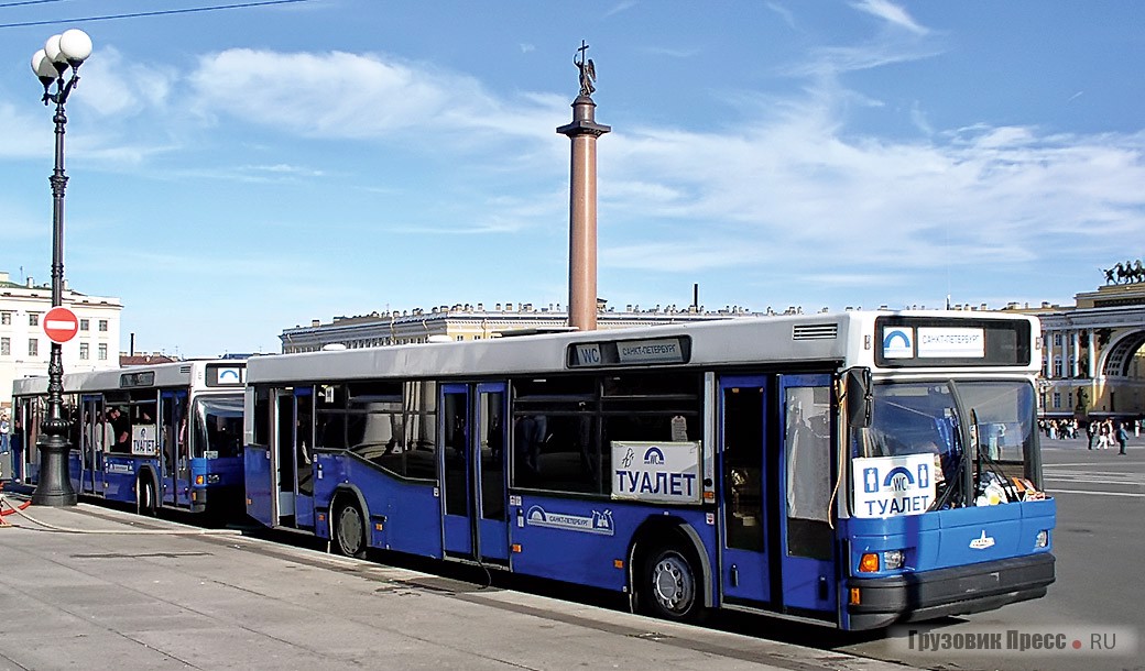 Передвижной туалет на базе автобуса МАЗ-103 на Дворцовой площади С.-Петербурга