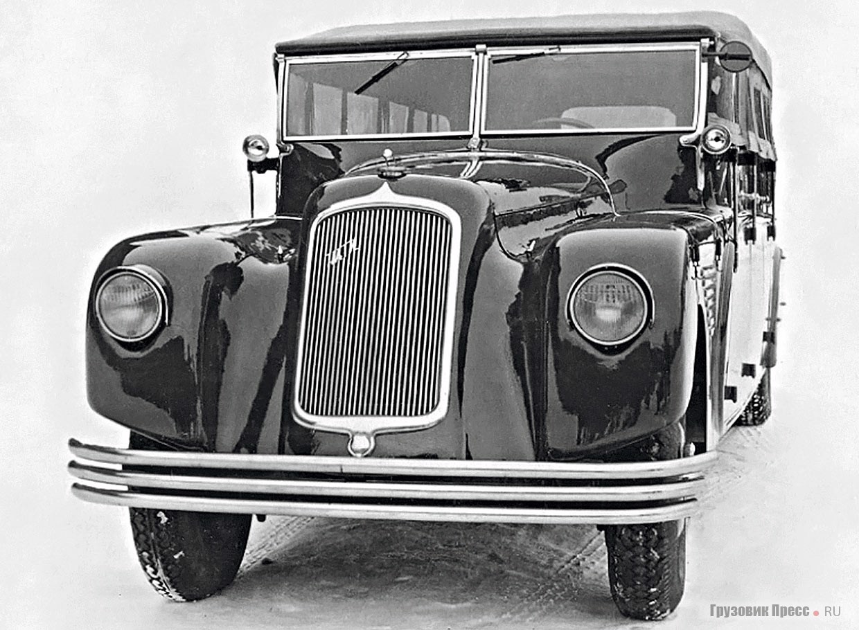 Автобус НАТИ на шасси ЗИС-8. Среди самобытных черт внешности выделяются новаторски объединённые в одно целое крылья и облицовка, оригинальная наклонная решётка радиатора с логотипом «НАТИ» и «утопленные» в кузов фары. Москва, территория НАТИ, февраль 1935 г.