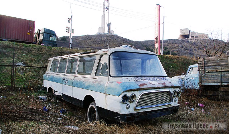 На выезде из Тбилиси я увидел интересный микроавтобус ЗИЛ-118. Вскоре его масштабную  модель приобрел в серии «Автолегенды СССР». 2010 г.