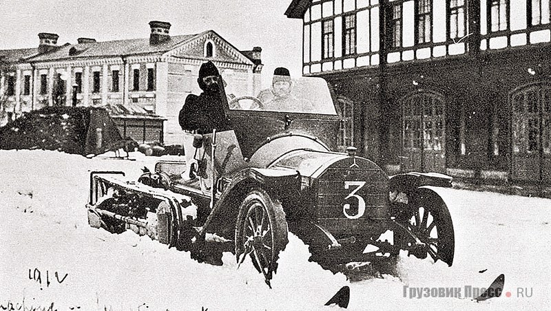 Mercedes-Kégresse № 3 – в очередной раз А. Кегресс подписал фотографию автосаней. Машина служила базой для экспериментов конструктора, использовалась с разными системами полозьев, закреплённых под колёсами и между ними. Во время рекордных заездов передние крылья сняли, колею передних колёс расширили. Царское Село и Петербург, 1912–1913 гг.