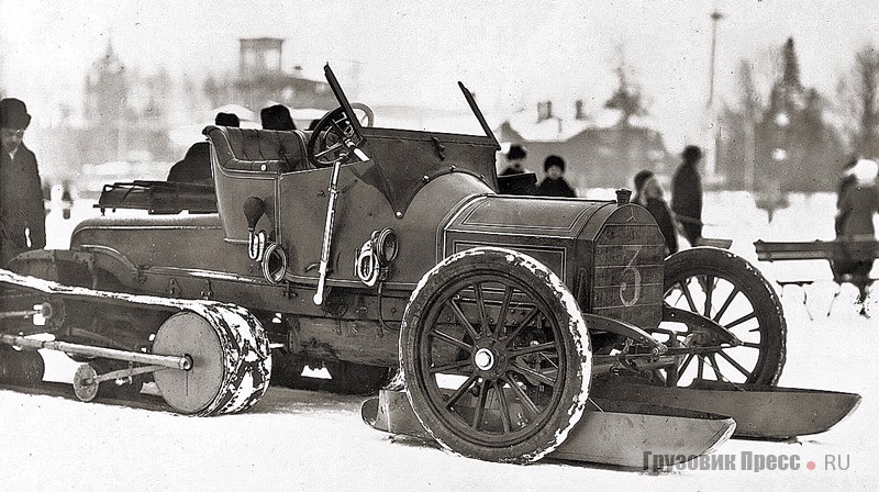 Mercedes-Kégresse № 3 – в очередной раз А. Кегресс подписал фотографию автосаней. Машина служила базой для экспериментов конструктора, использовалась с разными системами полозьев, закреплённых под колёсами и между ними. Во время рекордных заездов передние крылья сняли, колею передних колёс расширили. Царское Село и Петербург, 1912–1913 гг.