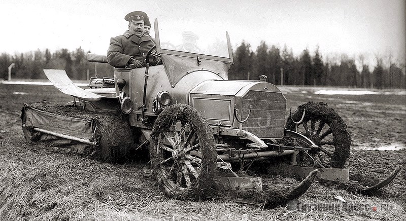 Князь В.Н. Орлов за рулём Mercedes-Kégresse № 3 во время испытаний по весенней распутице. В целях защиты от грязи установлены задние крылья, движитель прикрыт брезентовыми кожухами. Применена новая конструкция лыж. Окрестности Царского Села, 1913 г.