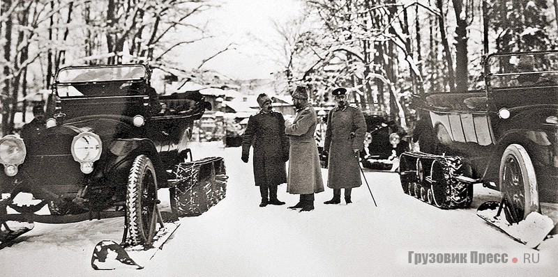 Адольф Кегресс знакомит императора с автосанями Packard. Царское Село, 1917 г.