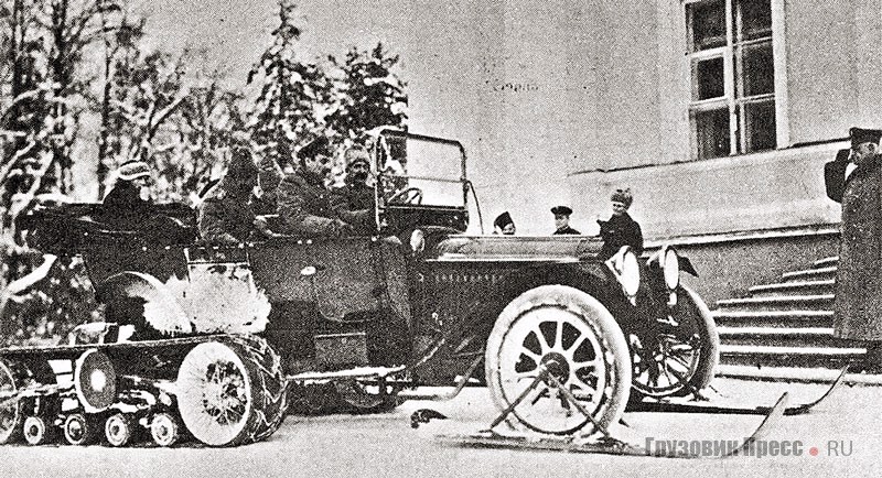 Полугусеничный 6-цилиндровый Packard перед Александровским дворцом в Царском Селе. В машине Николай II, за рулём Адольф Кегресс. Январь 1917 г.