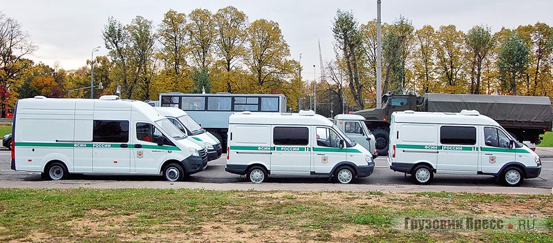 «Инвалидные» оперативно-служебные автомобили типа АЗ на шасси «ГАЗель Next» А69R32 (слева) и ГАЗ-2752 «Соболь»