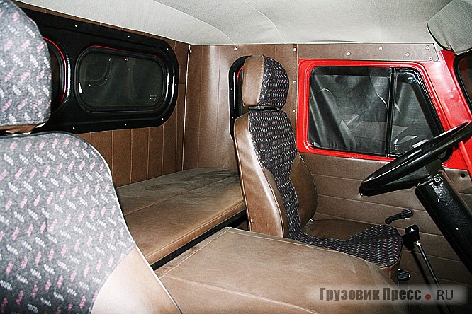 Редкая серийная модификация «головастика» УАЗ-39095 с кабиной, оборудованной спальным местом для водителя. Это попытка заинтересовать своими автомобилями частных автоперевозчиков, осуществляющих междугородные перевозки на большие расстояния, была предпринята в 1996 году.