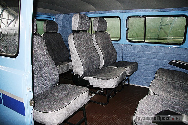 Микроавтобус середины 1990-х годов – УАЗ-22069-030 в комплектации «люкс» с небольшим внешним рейсталингом. Данные изменения были призваны улучшить потребительские качества выпускаемой продукции и немного разбавить ряд простых и утилитарных «уазиков».