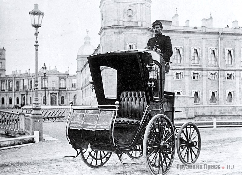 Первый электрокэб конструкции И.В. Романова в Гатчине, 1900 г. В советской прессе встречалось прозвище машины – «Кукушка»