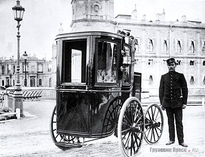 Второй электрокэб конструкции И.В. Романова с закрытым кузовом купе. Гатчина, 1900 г.