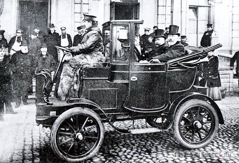 Электрический автомобиль у Николаевского вокзала, Петербург, 1902 г. Есть основания предполагать, что на снимке Карла Буллы мы видим прокатную машину «Фрезе» с кузовом ландоле