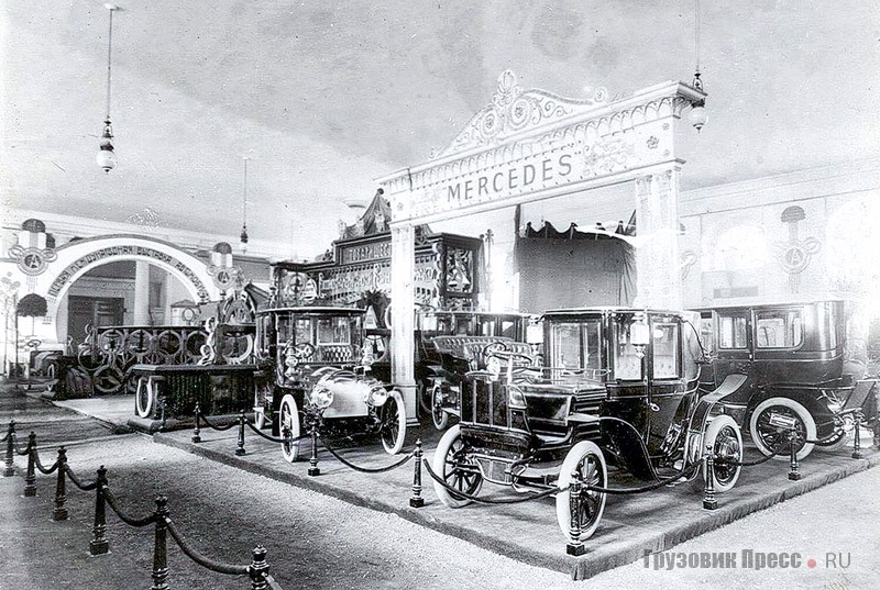 На стенде французского отделения немецкой фирмы Daimler – Société Française d’Automobiles среди прочей продукции был выставлен Mèrcedés Électrique со встроенными в ступицы задних колёс электромоторами. Петербург, 1907 г.