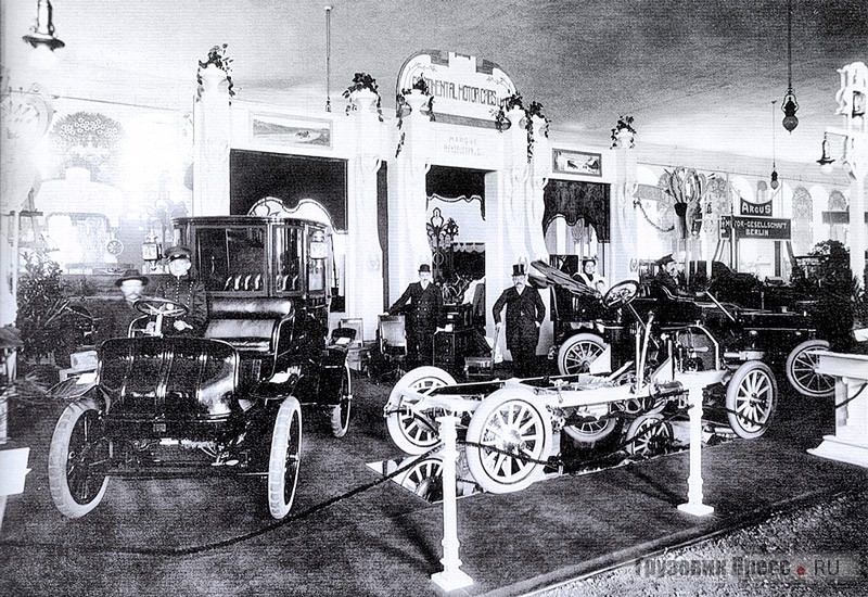 Стенд Континентального общества моторных карет (Continental Motor Cabs Ltd. ) на Первой международной автомобильной выставке. Слева электромобиль Mendelssohn. Петербург, 1907 г.