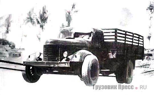 Китайский грузовик Jiefang CA-10 (копия советского ЗИС-150) балансирует на переправе из натянутых канатов. В качестве передних шкивов используются колёсные диски, а сами шины прикреплены к ним снаружи, сзади канаты проходят между дисками спаренных колёс, 1962 г.