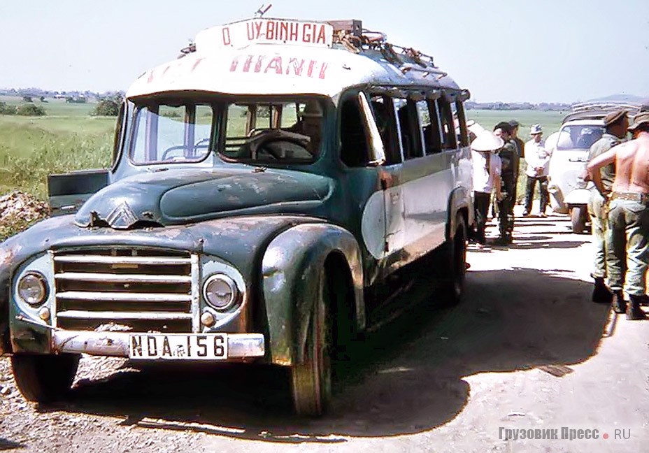 Австралийские солдаты около автобуса, изготовленного на шасси Citroёn U23 выпуска 1953 г. в районе деревни Биньзя. На заднем плане типичная вьетнамская моторикша, снимок 1968 г.