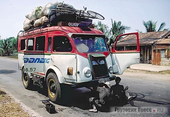 Ремонт в пути – привычное для вьетнамских водителей занятие. Переделанный из фургона автобус Renault Goélette, 1974 г.