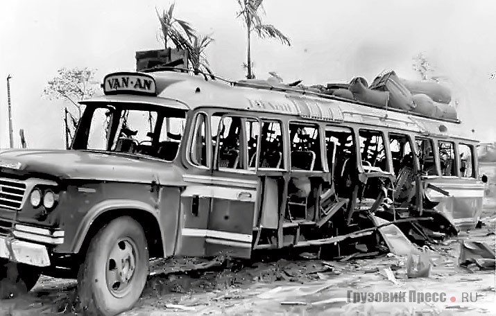 Chicken bus местной сборки на шасси Dodge W50 подорвался на партизанской мине, задний мост проломил раму и оказался в салоне, 1971 г.